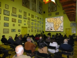 Demonstration auf antiken Karten des westlichen Mittelmeerraums in der Accimo-Bibliothek